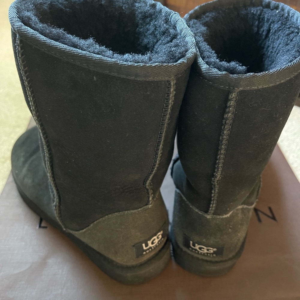 UGGS - women’s black Sherpa boots - size 8